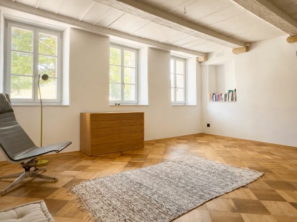 Modern ausgebaute 2.5-Zimmer-Duplexwohnung mit einzigartiger Wohnqualität, gemütlicher Loggia, Einstellhallenplatz und vielfältigen Annehmlichkeiten im Schlosspark 2