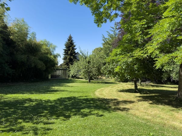 Modern ausgebaute 2.5-Zimmer-Duplexwohnung mit einzigartiger Wohnqualität, gemütlicher Loggia, Einstellhallenplatz und vielfältigen Annehmlichkeiten im Schlosspark 41