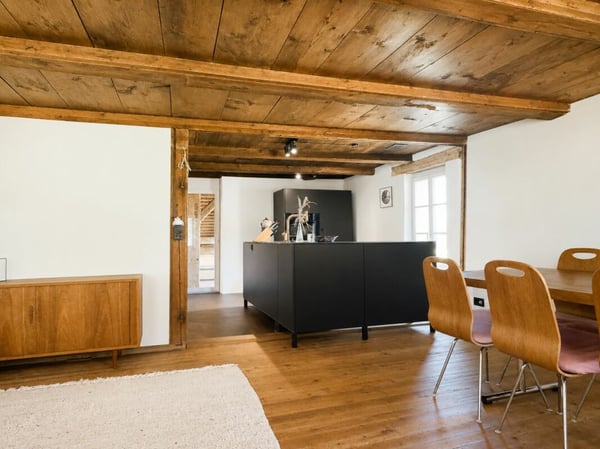 Modern ausgebaute 2.5-Zimmer-Duplexwohnung mit einzigartiger Wohnqualität, gemütlicher Loggia, Einstellhallenplatz und vielfältigen Annehmlichkeiten im Schlosspark 7