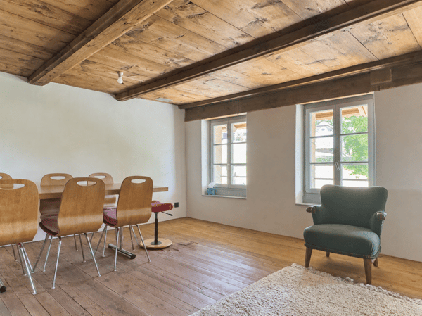 Modern ausgebaute 2.5-Zimmer-Duplexwohnung mit einzigartiger Wohnqualität, gemütlicher Loggia, Einstellhallenplatz und vielfältigen Annehmlichkeiten im Schlosspark 11