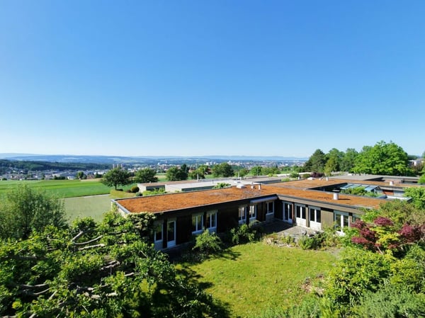 6.5-Zimmer-Einfamilienhaus im Bungalowstil mit grossem Garten und Einstellhallenplatz 1