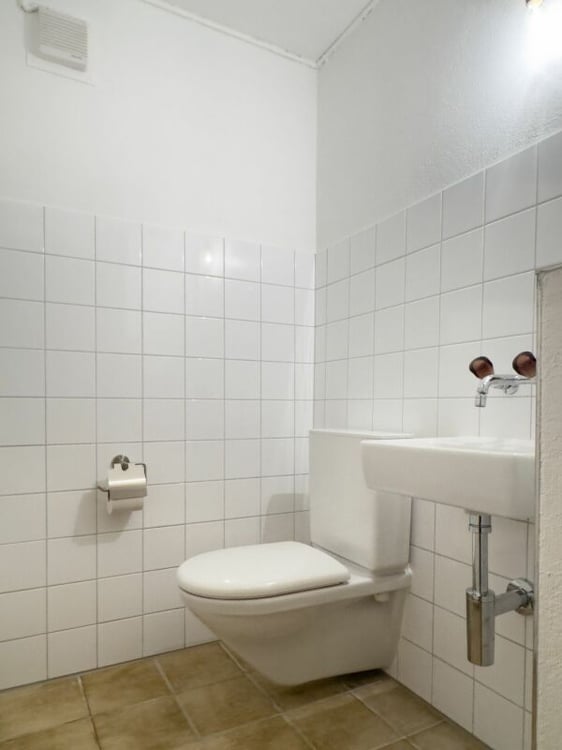 Freistehendes 6-Zimmer-Einfamilienhaus mit schöner Gartenanlage, Balkon, Garage und Vorplatz mit Parkplatzmöglichkeiten 22