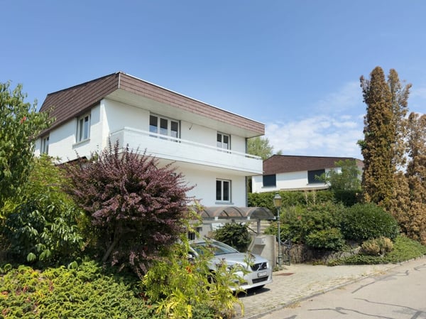 Freistehendes 6-Zimmer-Einfamilienhaus mit schöner Gartenanlage, Balkon, Garage und Vorplatz mit Parkplatzmöglichkeiten