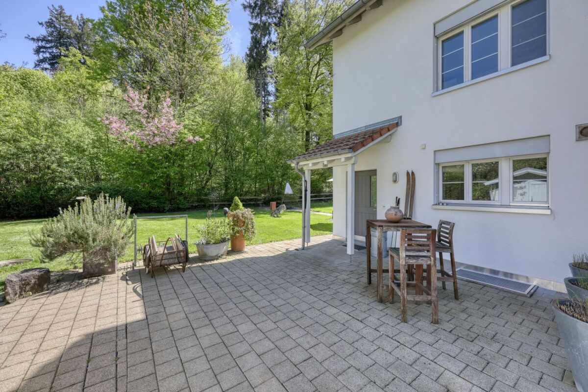 Familienfreundliches 5.5-Zimmer-Doppeleinfamilienhaus mit idyllischem Umschwung und Erweiterungspotenzial