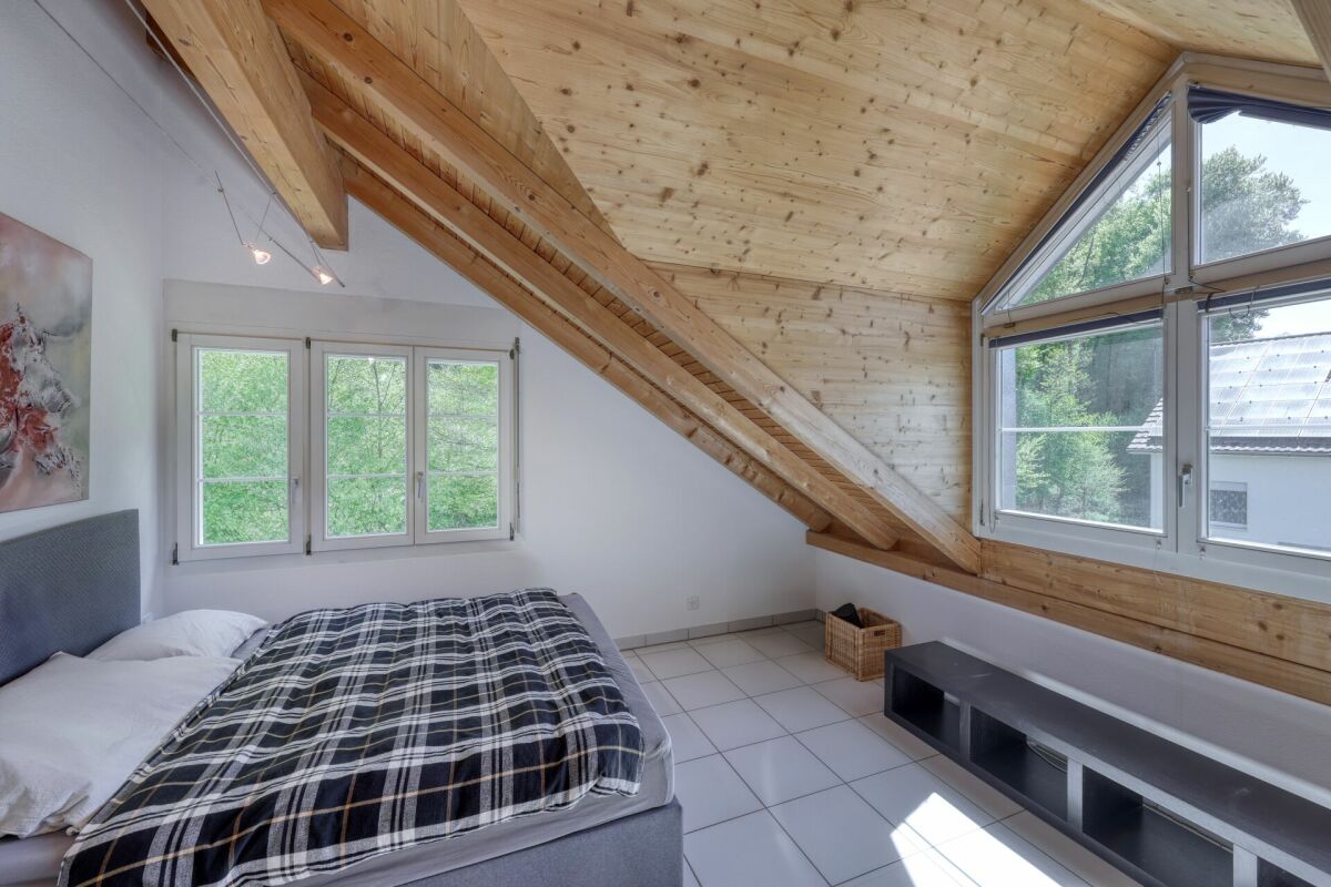 Familienfreundliches 5.5-Zimmer-Doppeleinfamilienhaus mit idyllischem Umschwung und Erweiterungspotenzial