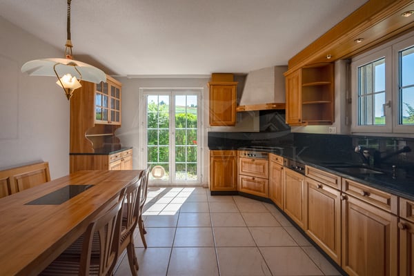 4.5 Zimmer Doppelhaushälfte mit viel Platz und Garten in Niedermuhlern 3