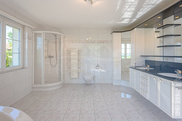 4.5 Zimmer Doppelhaushälfte mit viel Platz und Garten in Niedermuhlern 5
