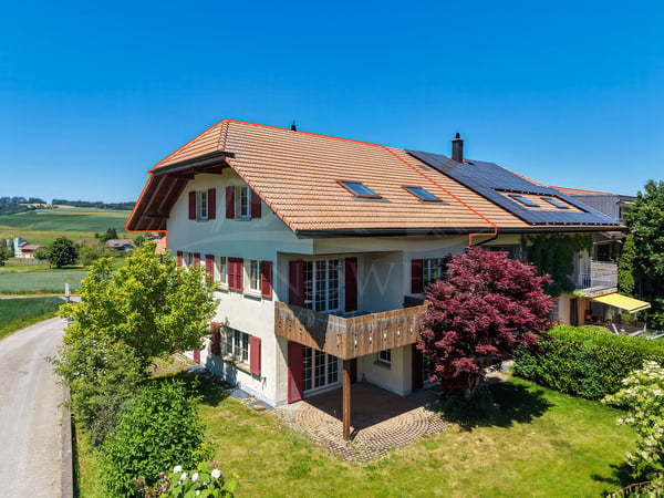 4.5 Zimmer Doppelhaushälfte mit viel Platz und Garten in Niedermuhlern 1