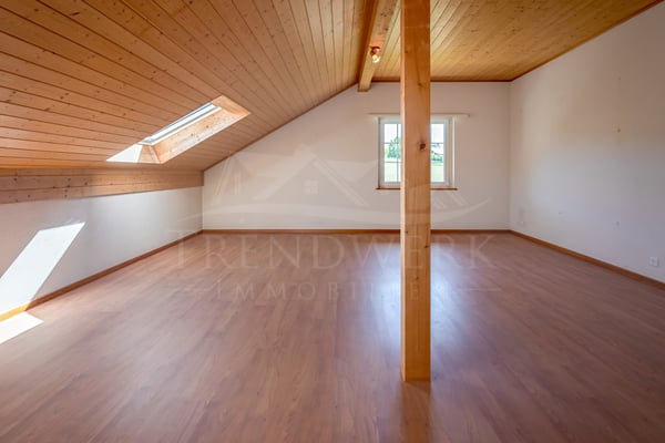 4.5 Zimmer Doppelhaushälfte mit viel Platz und Garten in Niedermuhlern 8