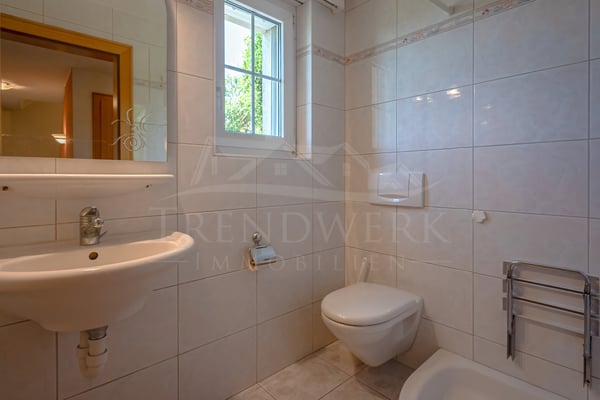 4.5 Zimmer Doppelhaushälfte mit viel Platz und Garten in Niedermuhlern 4
