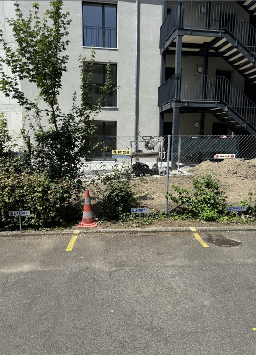 ab 1.1.2026 zwei Aussenparkplätze zur Verfügung 10