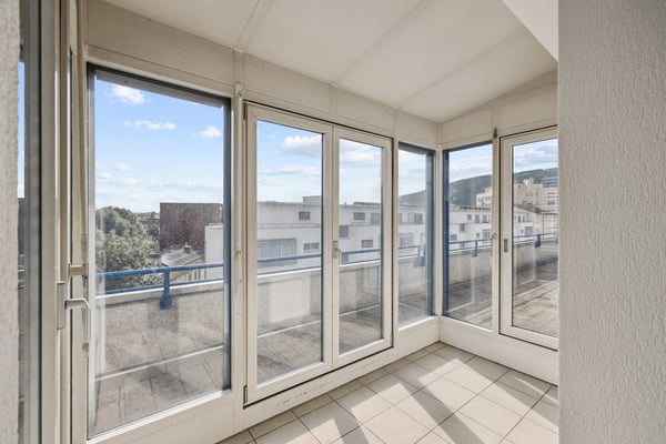Neu renovierte 4.5-Zimmerwohnung mit modernem Komfort und sonnigem Terassenbalkon 9