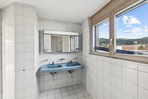 Neu renovierte 4.5-Zimmerwohnung mit modernem Komfort und sonnigem Terassenbalkon 8