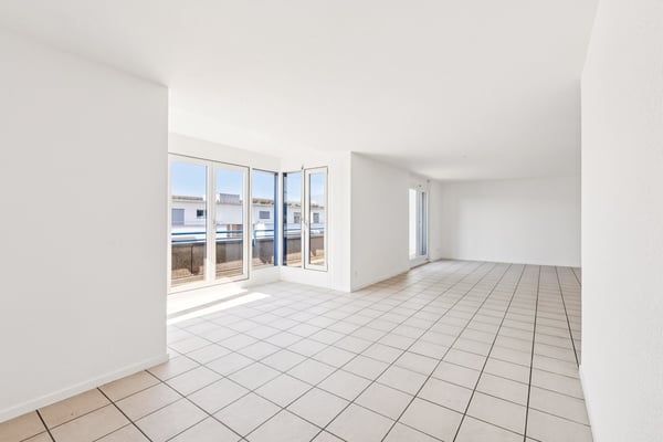 Magnifique appartement rénové de 7.5 pièces avec grande terrasse et vue dégagée à Bienne 5
