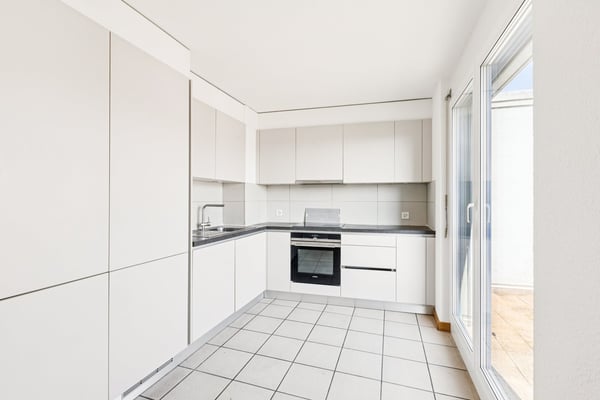 Magnifique appartement rénové de 7.5 pièces avec grande terrasse et vue dégagée à Bienne 6