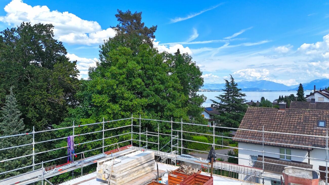 DIE KRÖNUNG DES HAUSES NIMMT FORM AN - DACHWOHNUNG IM BAU