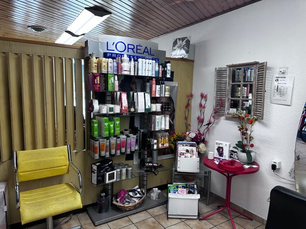 Salon de coiffure avec fonds de commerce et kiosque à vendre – Activité clé en main avec clientèle 5