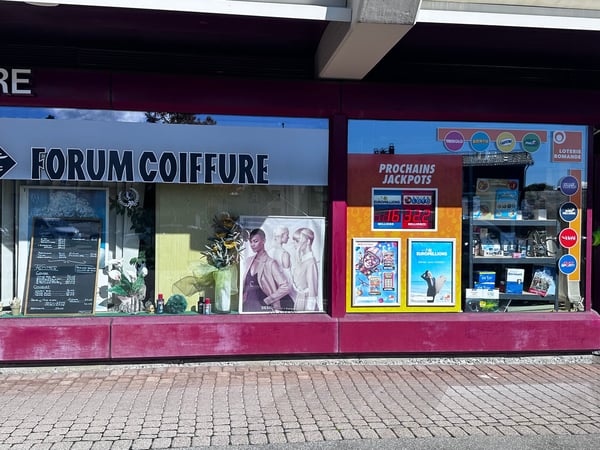 Salon de coiffure avec fonds de commerce et kiosque à vendre – Activité clé en main avec clientèle 2