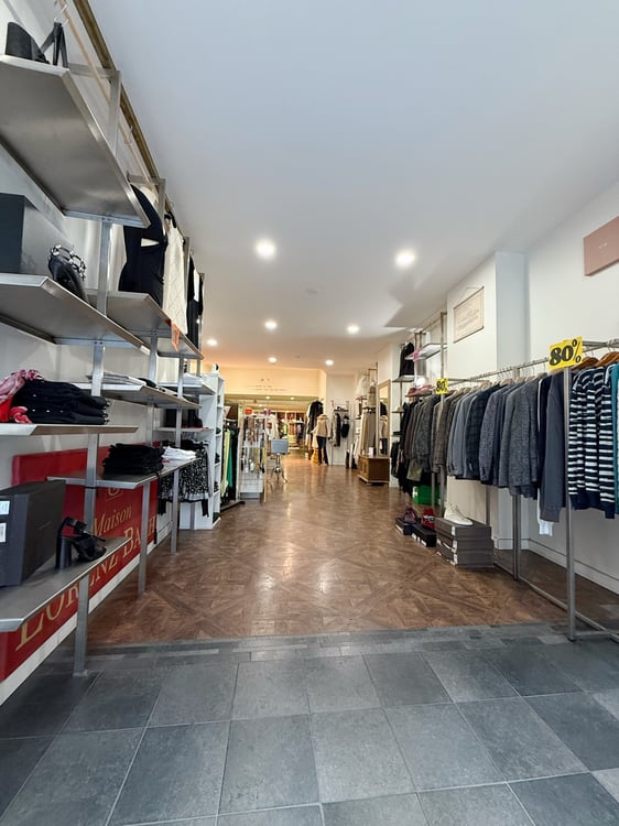 LOCAL COMMERCIAL IDÉALEMENT SITUÉ DANS LA PRESTIGIEUSE RUE DE BOURG 4