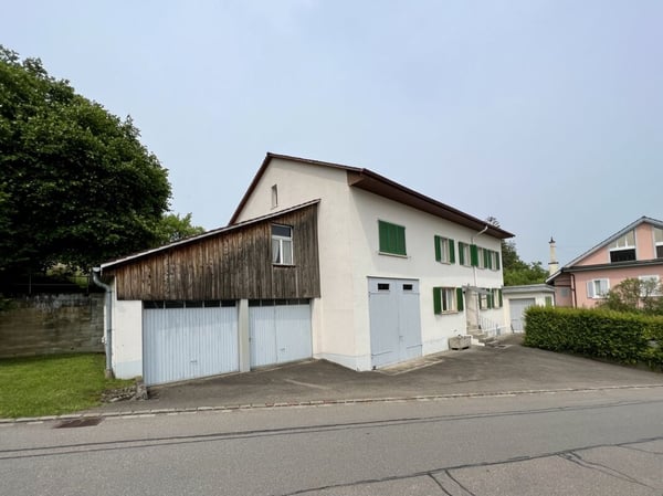 Liegenschaft mit grosser Landfläche und viel Bauland 1