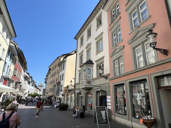 Attraktive Gewerbefläche mit grosser Schaufensterfront 1