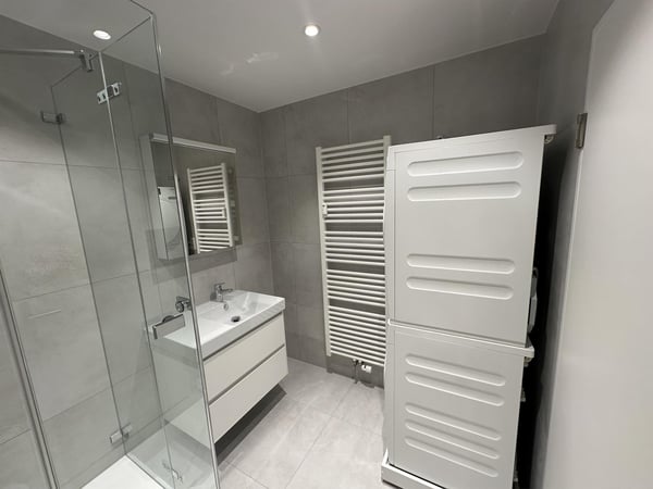 Zentrale, renovierte 2.5 Zimmer Wohnung im 5. OG 2