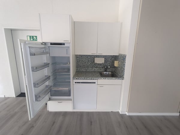 Helle Büroräumlichkeiten in der Industriezone von Dietikon zu vermieten 2