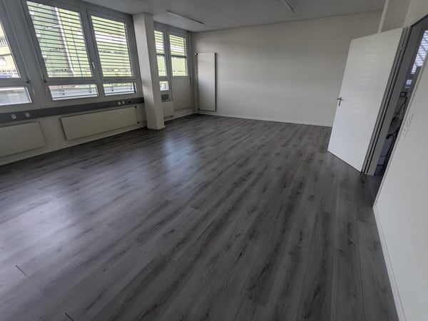 Helle Büroräumlichkeiten in der Industriezone von Dietikon zu vermieten 5