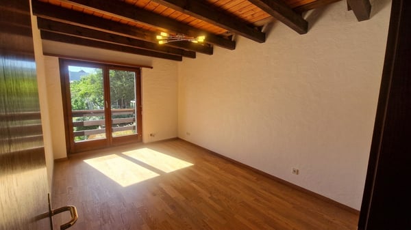 Charmante 5.5-Zimmer-Doppeleinfamilienhaushälfte im Landhausstil mit vielseitigen Nutzungsmöglichkeiten 9