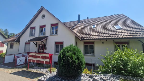 Helle 3.5-Zimmer-Dachgeschosswohnung mit modernem Ausbaustandard in Bäretswil