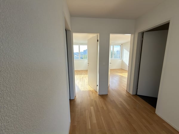 Modernes Wohnen mit grossem Balkon 4