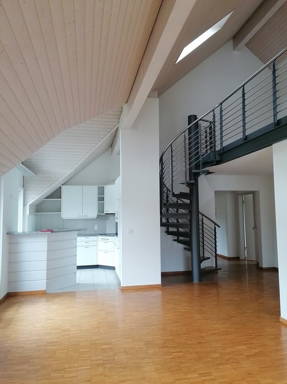 Charmante Dachwohnung mit grossem Balkon und Galerie! 2