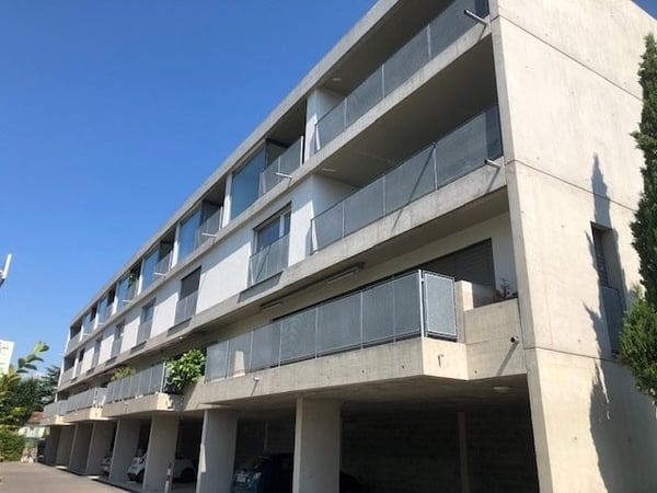 Places de parc extérieures sous couvert 5