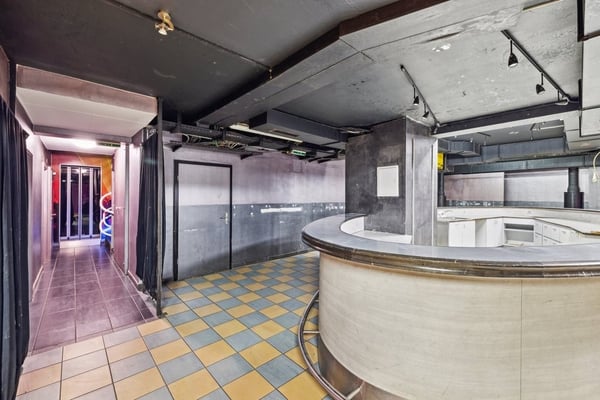 Bar/discothèque à louer en plein centre-ville de Sion 10
