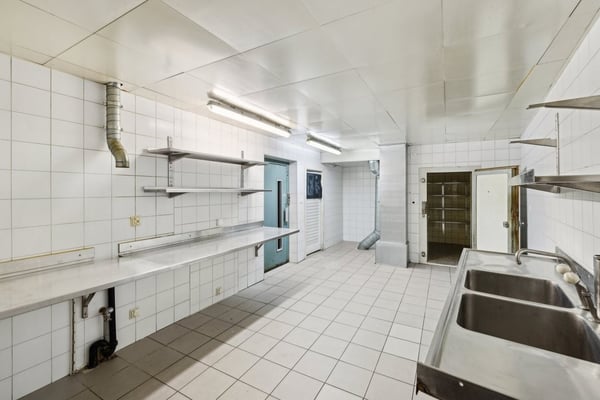 Bar/discothèque à louer en plein centre-ville de Sion 11