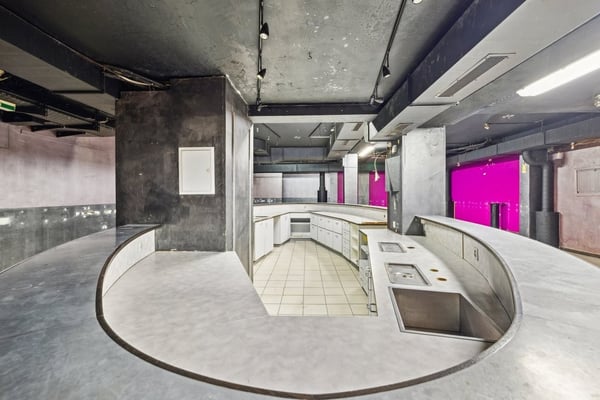 Bar/discothèque à louer en plein centre-ville de Sion 9