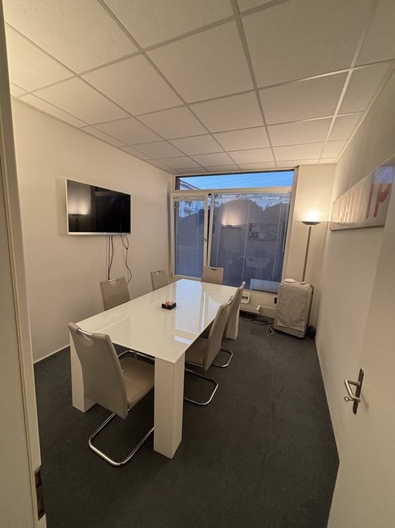 A saisir ! Superbe surface de bureau lumineuse dans bâtiment mixte 5