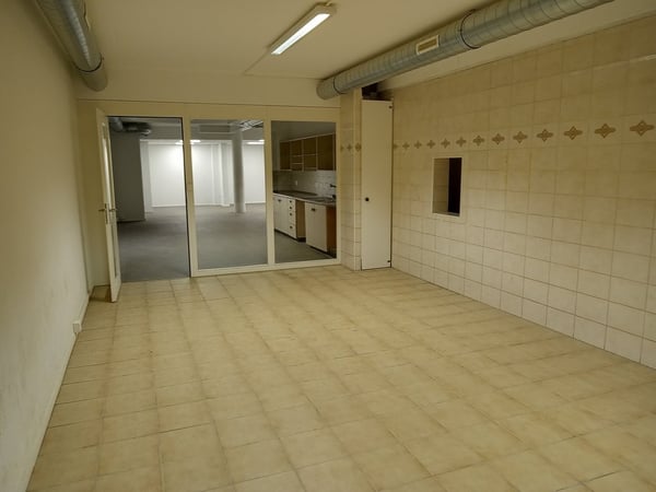 Local commercial d environ 290 m2 à louer immédiatement 9