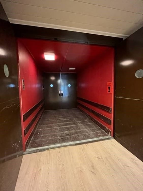 Vos nouveaux bureaux proche de l'autoroute ! 11