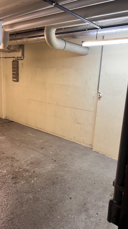 Dépôt de 5 a 27m2 sous-sol accès en voiture et place de livraison 3