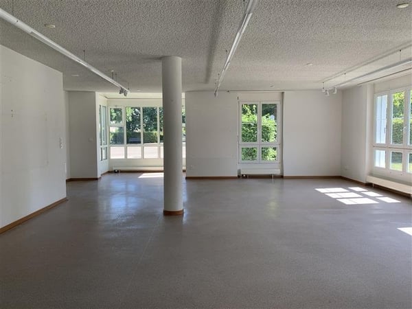 Grosszügige Gewerbefläche mit 61 m2 Hauptraum 3