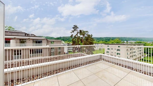 Moderne 2-Zimmer-Maisonettewohnung mit Balkon in Zürich-Stettbach 1