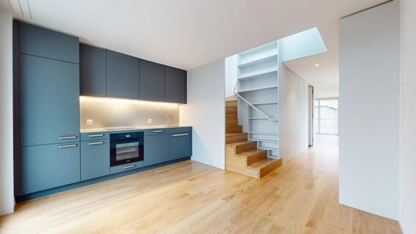 Moderne 2-Zimmer-Maisonettewohnung mit Balkon in Zürich-Stettbach 2