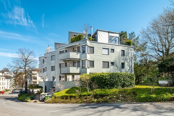 Grosszügiger Einstellplatz in Zürich