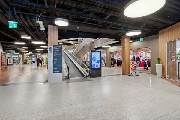 Moderne Ladenfläche im Einkaufszentrum Shopping Seen 1