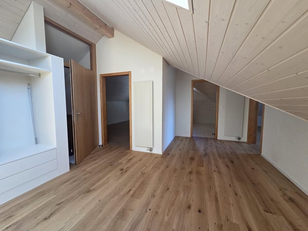 Erstbezug: sanierte und grosszügige 3.5-Zimmer-Dachwohnung 9