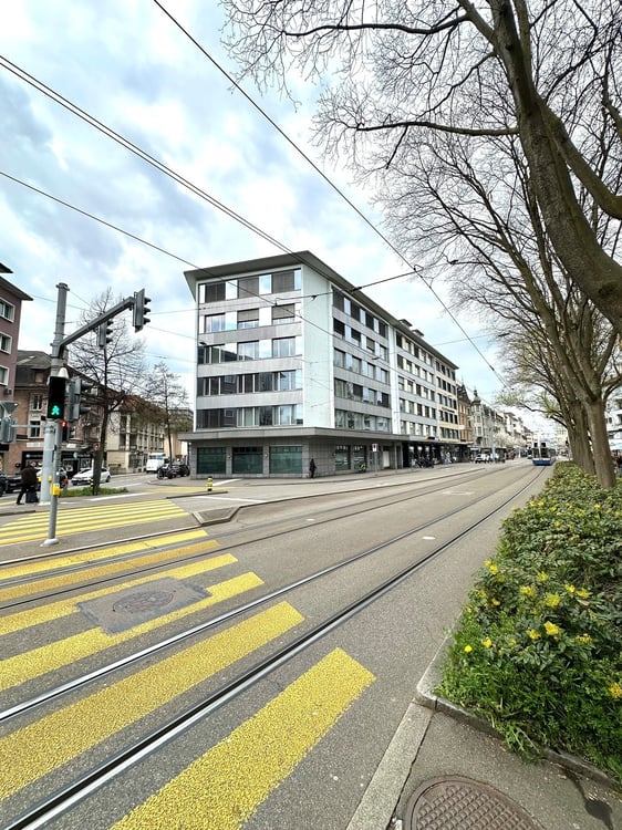 Attraktive, neu sanierte Büroflächen an Toplage in Zürich-Oerlikon 3