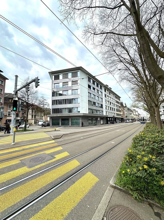 Attraktive, neu sanierte Büroflächen an Toplage in Zürich-Oerlikon 1