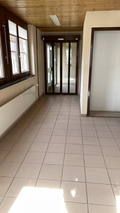 Spacieuse surface commerciale à louer à Cornol 4