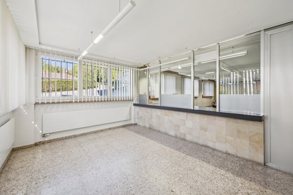 Spacieux bureaux à louer à Develier 8